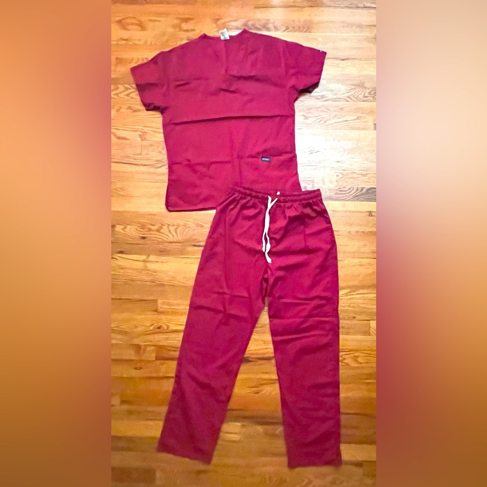 Women’s burgundy scrub set with cargo pockets